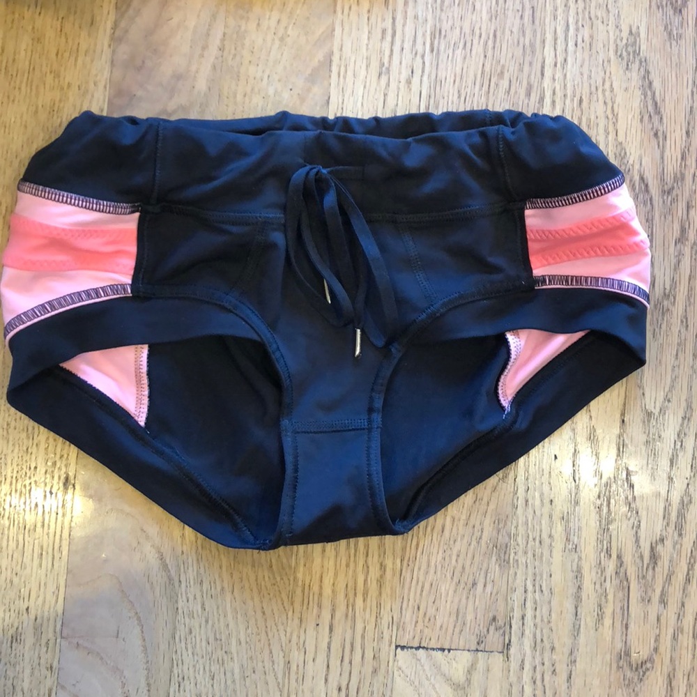 Lululemon hot short! Size 4
